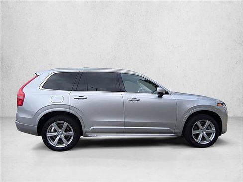 Used 2022 Volvo XC90 T6 Momentum AWD/4WD image 4