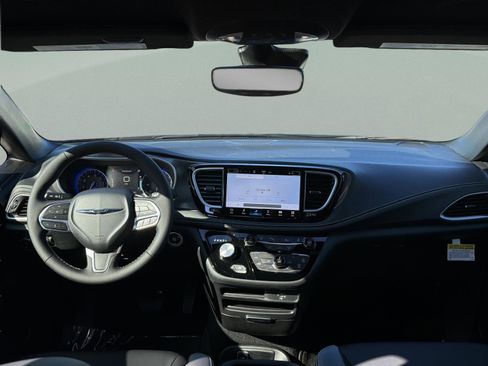 New 2026 Chrysler Pacifica Select image 11