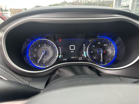 Used 2022 Chrysler Pacifica Touring-L image 38