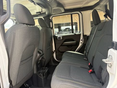 Used 2025 Jeep Wrangler Unlimited Sahara AWD/4WD image 21
