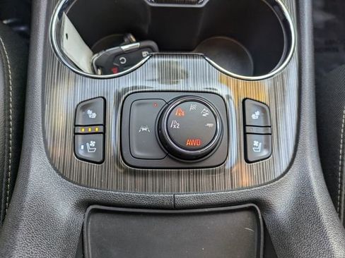 Used 2023 GMC Acadia SLT image 31