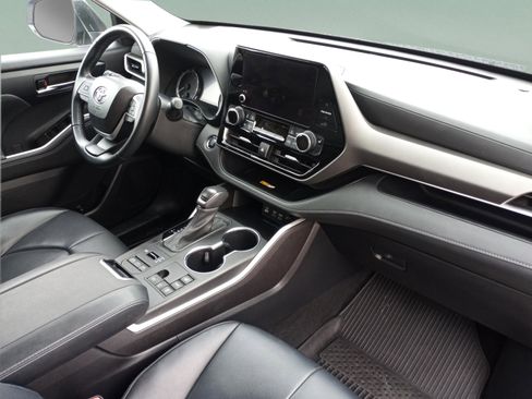 Used 2023 Toyota Highlander XLE image 37