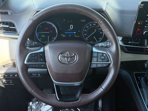 Used 2022 Toyota Sienna Platinum image 25