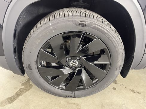 Certified 2025 Volkswagen Atlas Cross Sport SE image 24