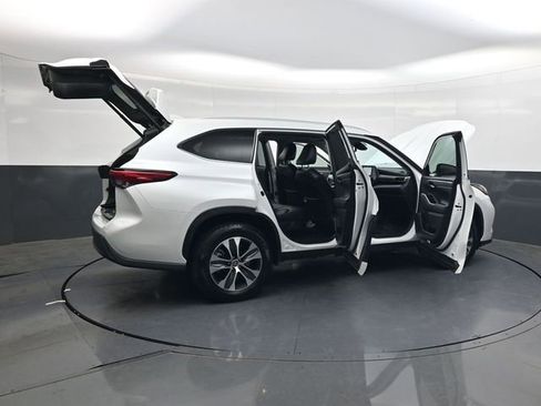 Used 2023 Toyota Highlander XLE image 34