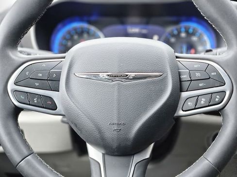 Used 2023 Chrysler Pacifica Touring-L image 16