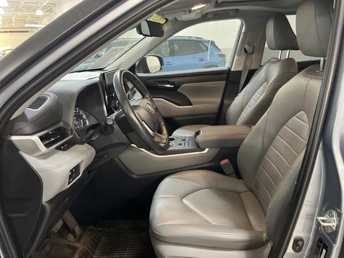 Used 2023 Toyota Highlander XLE w/ Protection Package #3 (TMS) AWD/4WD image 6