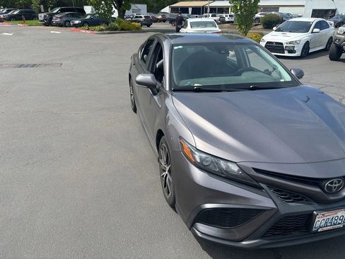 Used 2022 Toyota Camry SE w/ Cold Weather Package FWD image 11