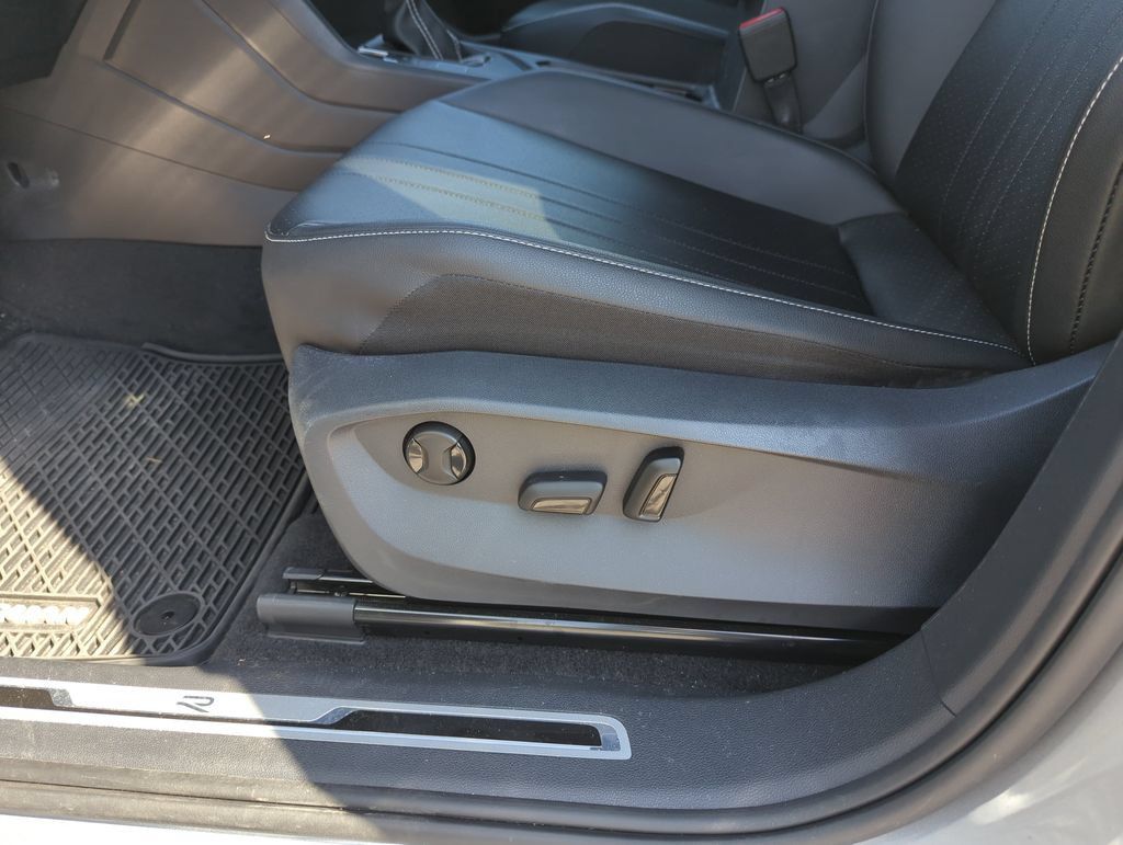 Used 2023 Volkswagen Tiguan SE R-Line FWD image 13