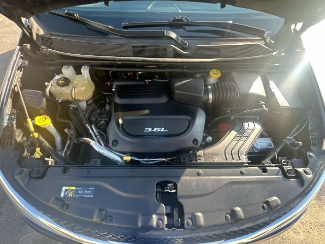 Used 2018 Chrysler Pacifica Touring-L FWD image 28