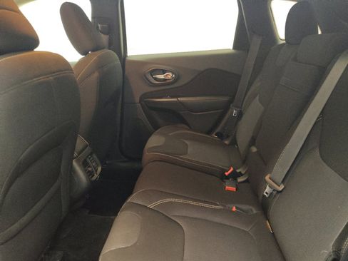 Used 2015 Jeep Cherokee Latitude FWD image 18
