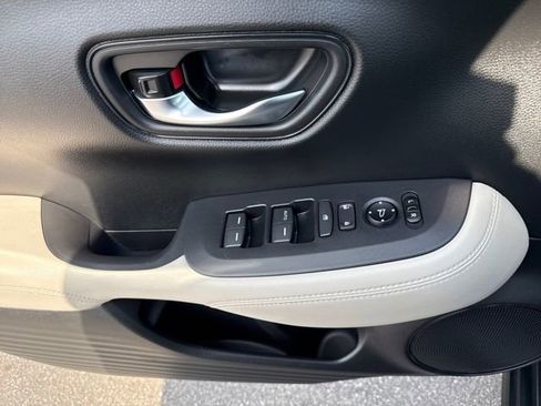 Used 2023 Honda HR-V LX image 9