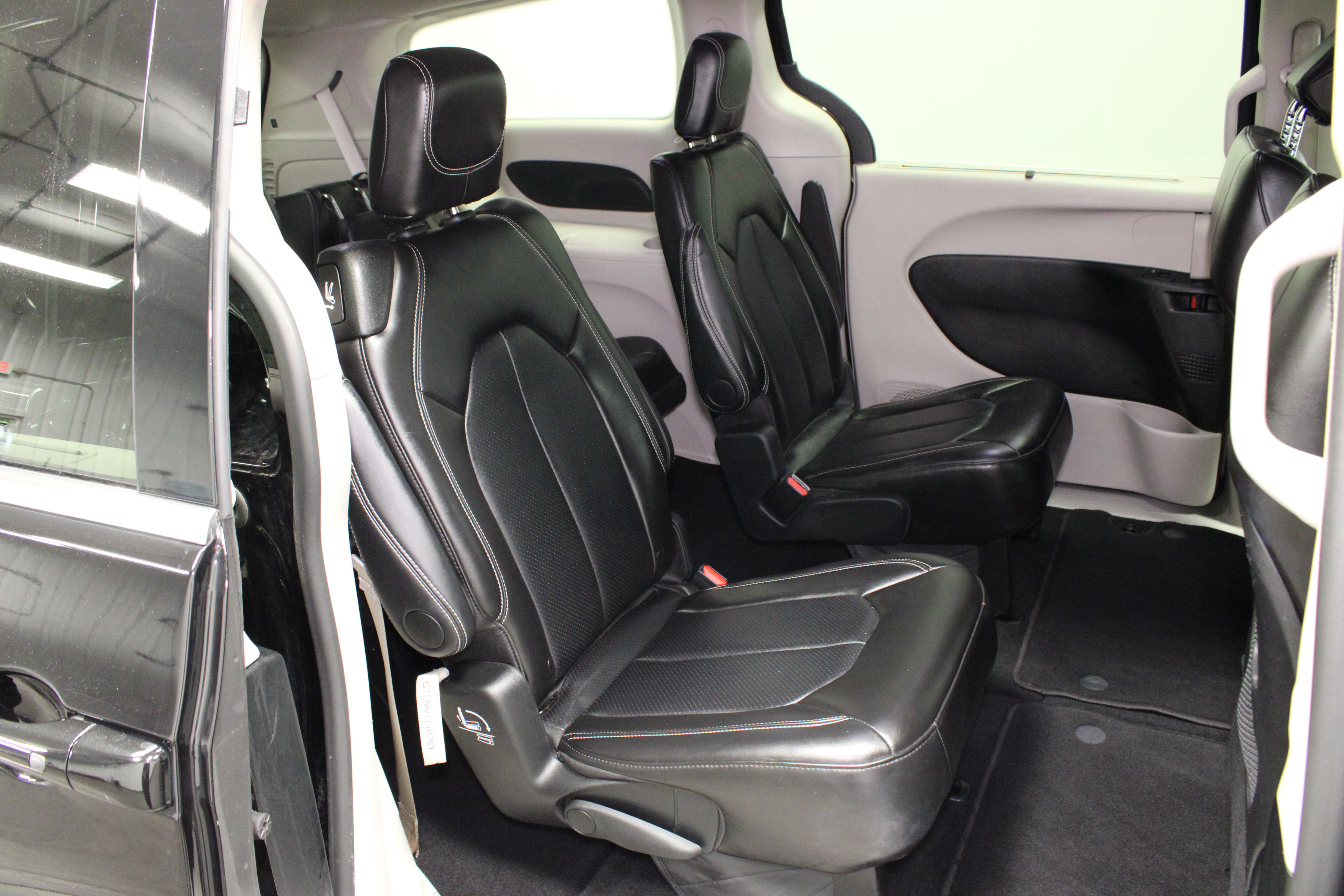 Used 2024 Chrysler Pacifica Touring-L FWD image 15
