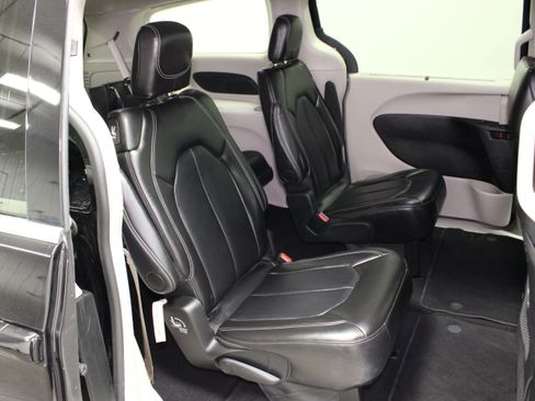 Used 2024 Chrysler Pacifica Touring-L FWD image 15