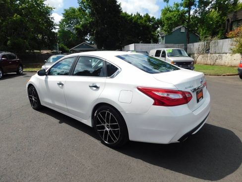 Used 2017 Nissan Altima 2.5 SV w/ Convenience Package FWD image 3