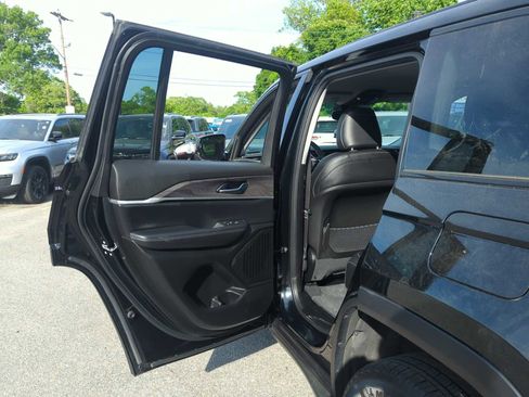 Used 2023 Jeep Grand Cherokee Limited w/ Black Appearance Package AWD/4WD image 28