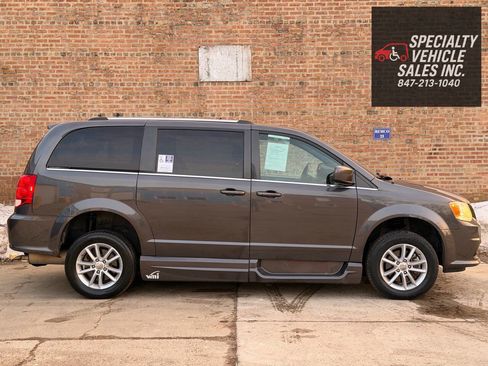 Used 2019 Dodge Grand Caravan SXT image 7