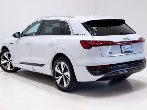Used 2024 Audi Q8 e-tron Premium image 27