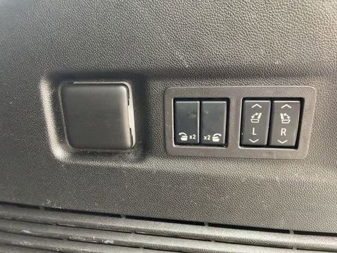 Used 2024 GMC Yukon XL Denali image 13