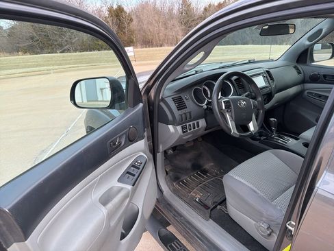 Used 2014 Toyota Tacoma PreRunner w/ Convenience Package image 14