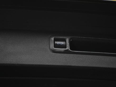 Used 2020 Toyota Highlander LE image 18