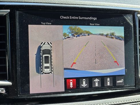 Used 2024 Chrysler Pacifica Touring-L w/ Uconnect Theater Family Group FWD image 6
