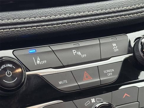 Used 2024 Chrysler Pacifica Select image 21