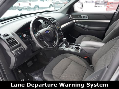 Used 2019 Ford Explorer XLT image 4