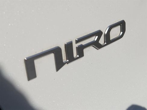 Used 2023 Kia Niro SX Touring image 12