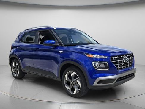 Certified 2025 Hyundai Venue SEL FWD image 9