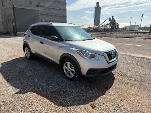 Used 2018 Nissan Kicks S FWD image 2