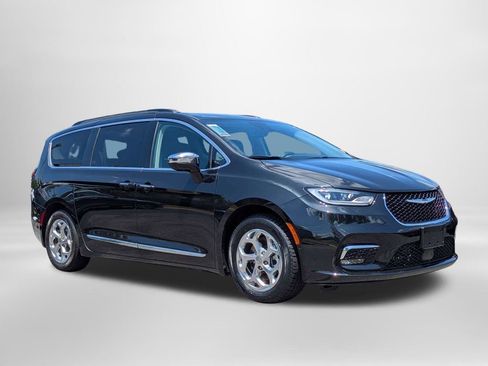 Used 2022 Chrysler Pacifica Limited FWD image 2
