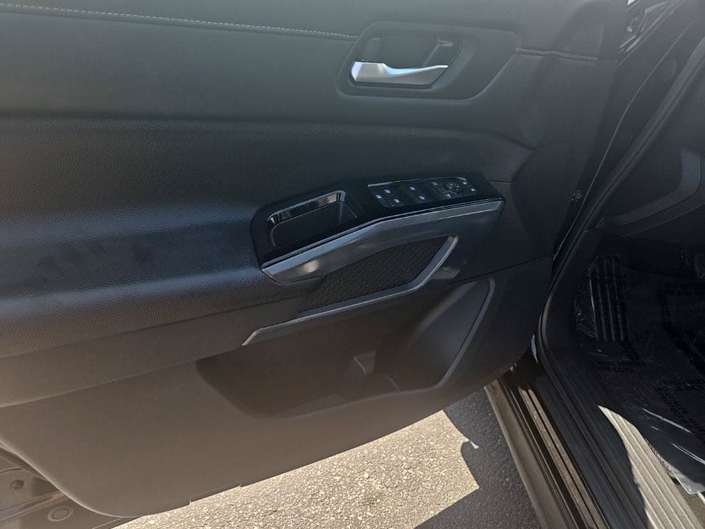 Used 2025 Nissan Pathfinder SL AWD/4WD image 9