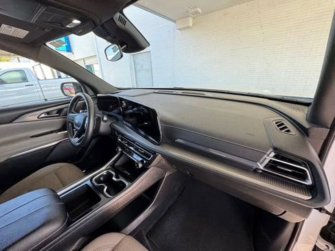 Used 2025 Chevrolet Traverse LT image 17