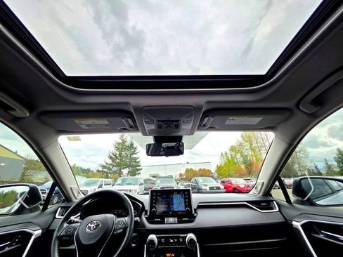 Used 2019 Toyota RAV4 Limited image 24