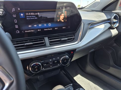 Used 2025 Chevrolet Trax LT w/ LT Convenience Package FWD image 10