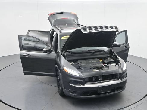 Used 2016 Jeep Cherokee Latitude FWD image 39