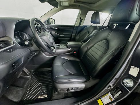 Used 2021 Toyota Highlander XLE image 13