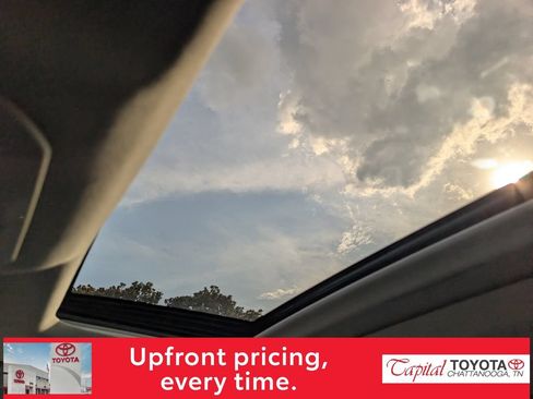 Used 2022 Toyota Highlander XLE AWD/4WD image 25