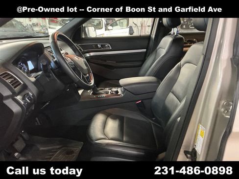 Used 2017 Ford Explorer XLT w/ Equipment Group 202A AWD/4WD image 14