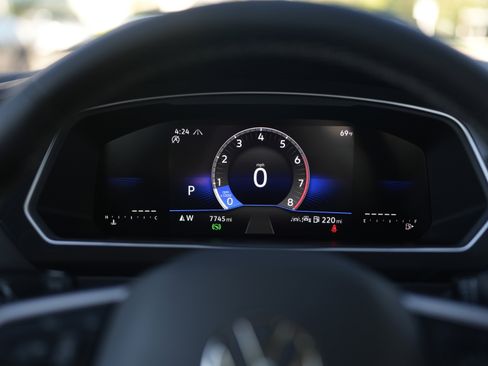 Certified 2024 Volkswagen Tiguan SE w/ Panoramic Sunroof Package AWD/4WD image 13