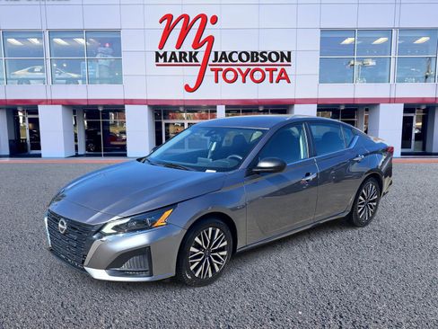 Used 2024 Nissan Altima 2.5 SV image 1