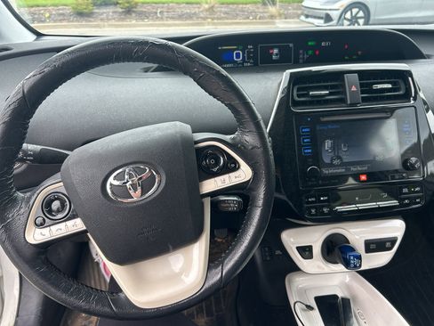 Used 2016 Toyota Prius Four w/ Advanced Technology Package FWD image 7