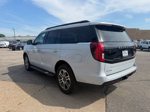 Used 2025 Ford Expedition Active AWD/4WD image 6