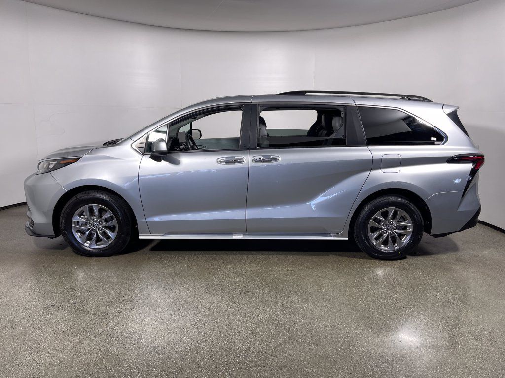 Certified 2025 Toyota Sienna XLE FWD image 6
