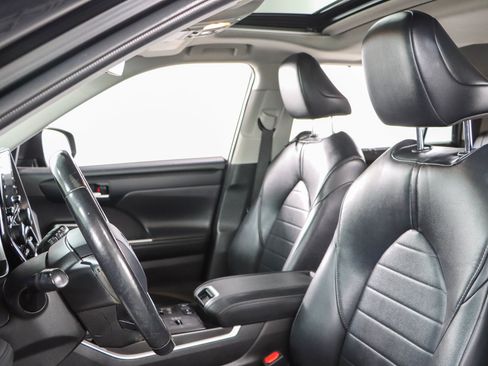 Used 2020 Toyota Highlander XLE FWD image 24