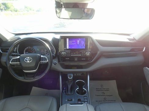 Used 2023 Toyota Highlander XLE FWD image 11