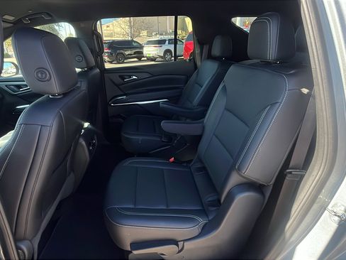 Used 2025 Chevrolet Traverse LT image 23