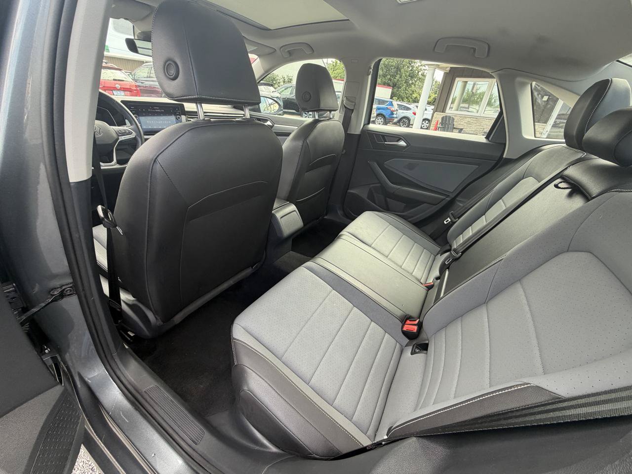 Used 2025 Volkswagen Jetta SE FWD image 10
