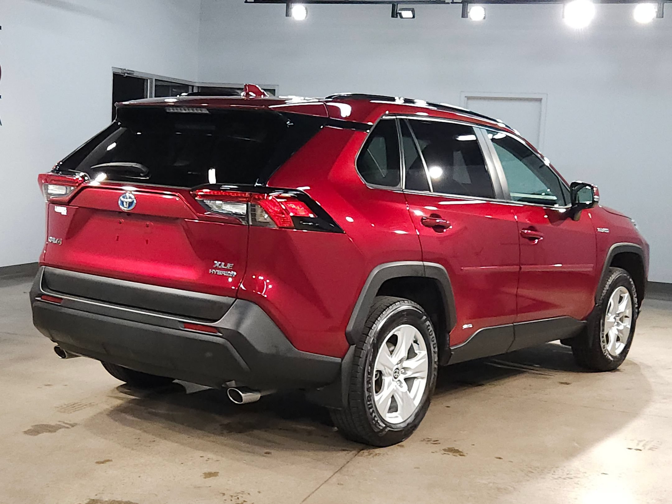 Used 2021 Toyota RAV4 XLE w/ Convenience Package AWD/4WD image 7